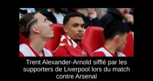 Trent Alexander-Arnold sifflé par les supporters de Liverpool lors du match contre Arsenal
