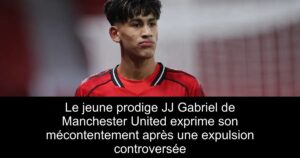 Le jeune prodige JJ Gabriel de Manchester United exprime son mécontentement après une expulsion controversée