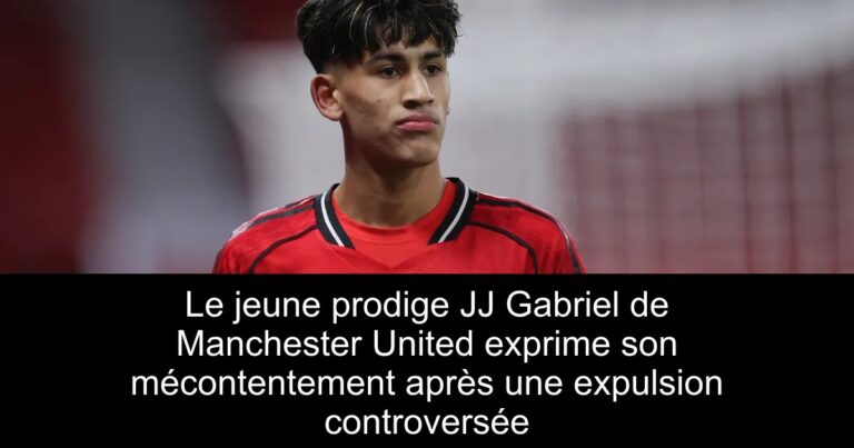 Le jeune prodige JJ Gabriel de Manchester United exprime son mécontentement après une expulsion controversée