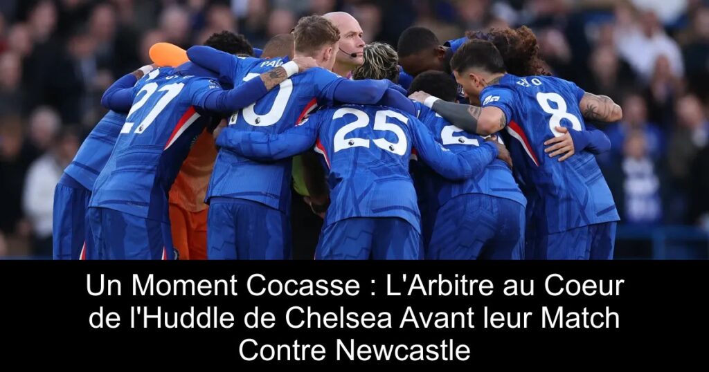 Un Moment Cocasse : L&rsquo;Arbitre au Coeur de l&rsquo;Huddle de Chelsea Avant leur Match Contre Newcastle