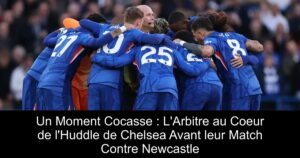 Un Moment Cocasse : L&rsquo;Arbitre au Coeur de l&rsquo;Huddle de Chelsea Avant leur Match Contre Newcastle