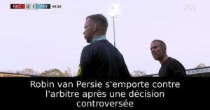 Robin van Persie s’emporte contre l&rsquo;arbitre après une décision controversée