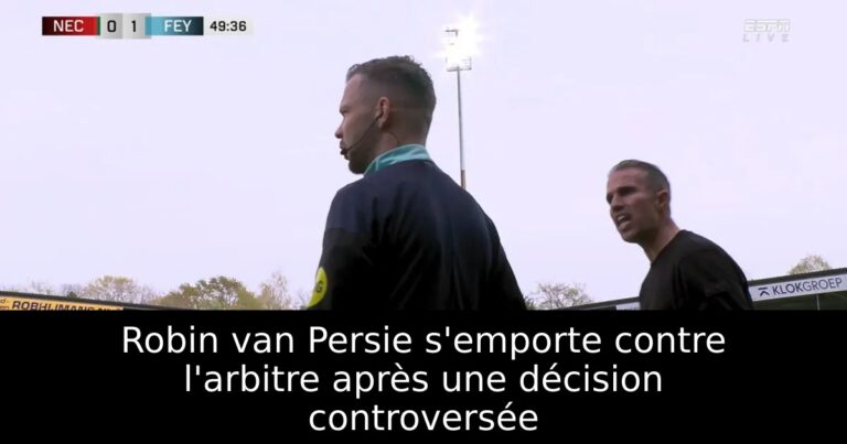 Robin van Persie s'emporte contre l'arbitre après une décision controversée