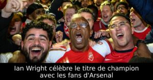 Ian Wright célèbre le titre de champion avec les fans d&rsquo;Arsenal