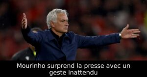 Mourinho surprend la presse avec un geste inattendu