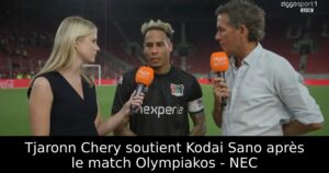 Tjaronn Chery soutient Kodai Sano après le match Olympiakos – NEC