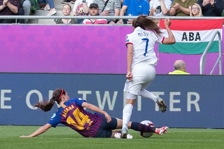Aitana Bonmatí en duel lors de la finale européenne 2019