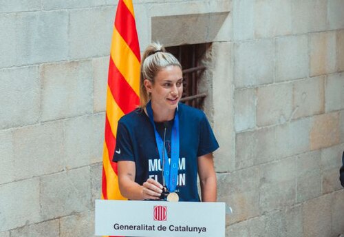 Alexia Putellas prend la parole lors d’une réception du Barça