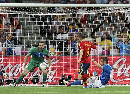 Andrés Iniesta frappe en finale de l’Euro 2012