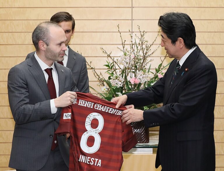 Andrés Iniesta rencontre Shinzo Abe au Japon