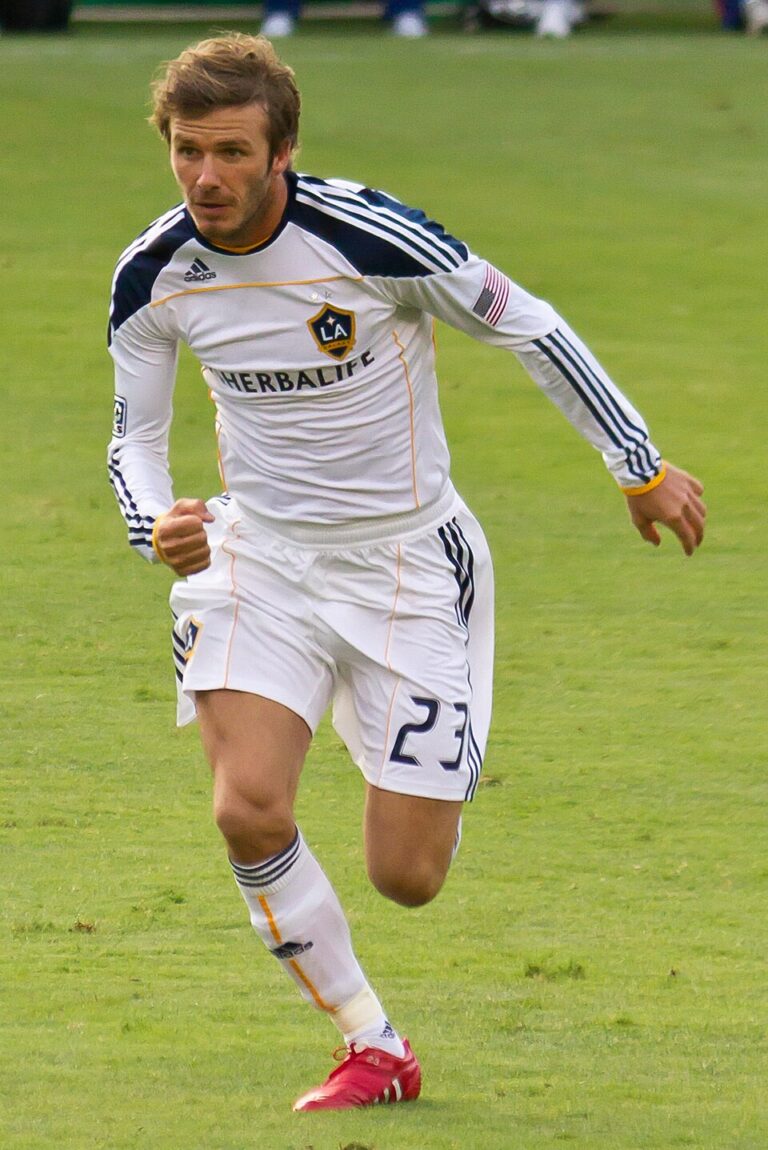David Beckham en action sur un terrain de football