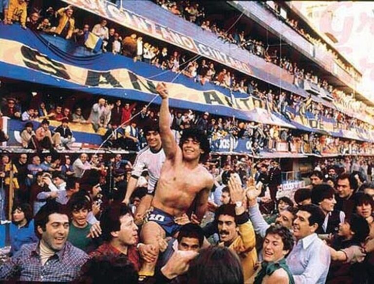 Diego Maradona célèbre le titre de Boca Juniors en 1981