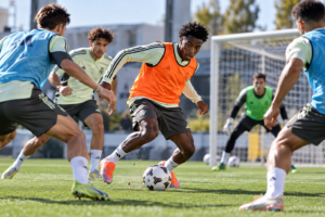 Real Madrid : Yan Diomandé régale à l&rsquo;entraînement avec ses dribbles et une finition spectaculaire