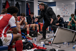 Dorking Wanderers : Marc White explose à la mi-temps, sa colère devient virale