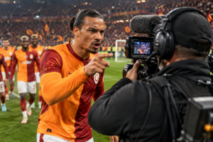 Galatasaray : Leroy Sané dérape face à un cameraman après la victoire contre Konyaspor
