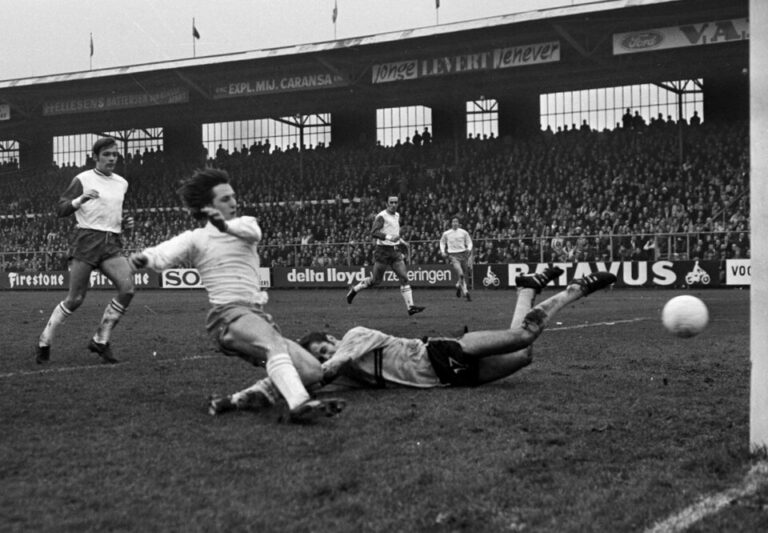 Johan Cruyff marque pour l’Ajax face à Utrecht