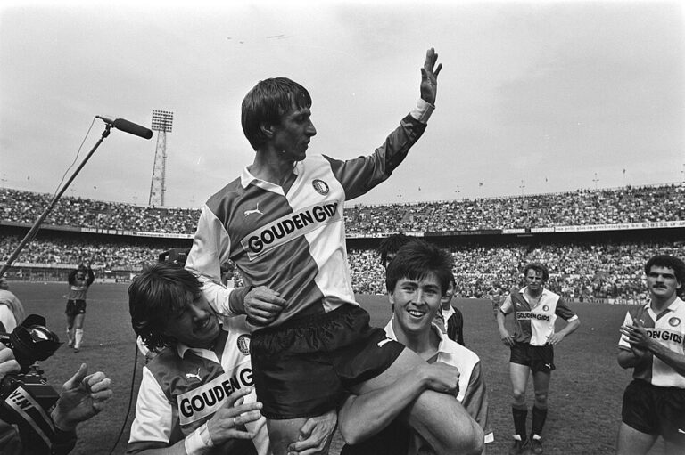 Johan Cruyff porté par ses partenaires lors de ses adieux à Feyenoord
