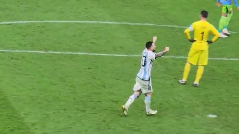 Lionel Messi célèbre un but en finale du Mondial 2022