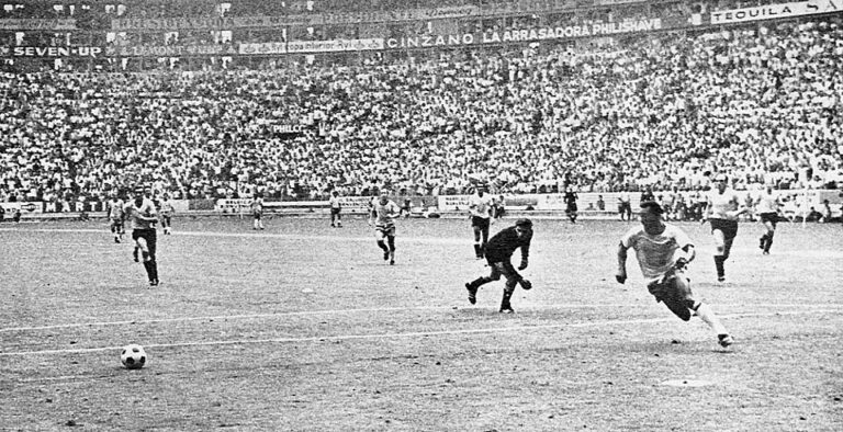 Pelé face à l’Uruguay au Mondial 1970