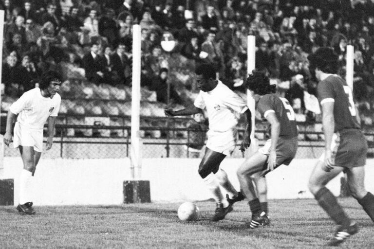 Pelé lors de Huracán–Santos en 1973