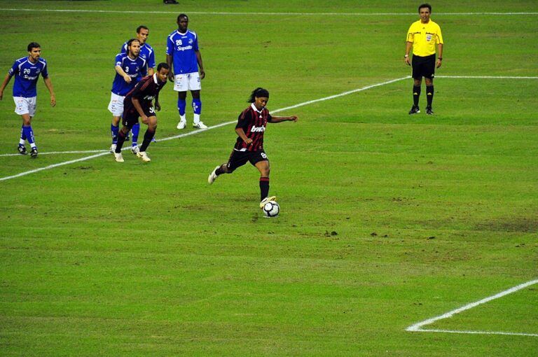 Ronaldinho tire un penalty avec l’AC Milan à Montréal