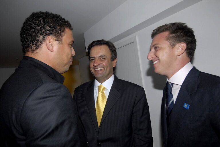 Ronaldo Nazário aux côtés d’Aécio Neves et Luciano Huck en 2009